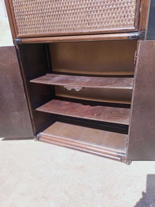 Corp mobilă din lemn masiv. ratan și bambus