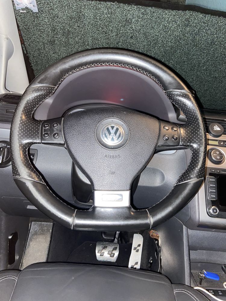 Volkswagen Touran cu 7 locuri cititi anuntul