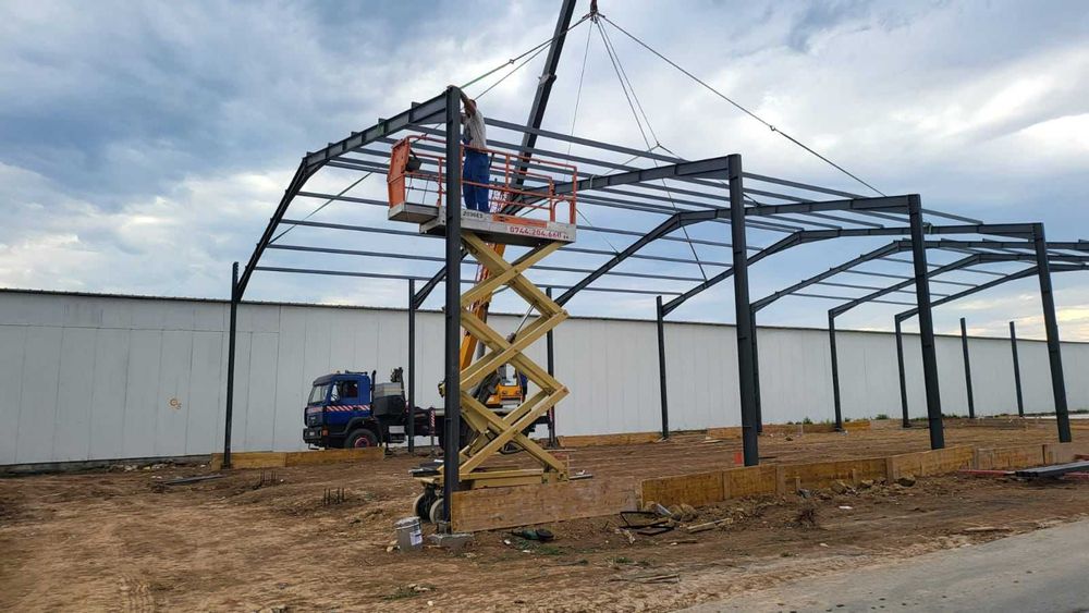 Hală Metalica 20×40 m – pereți sandwich și acoperiș rezistent