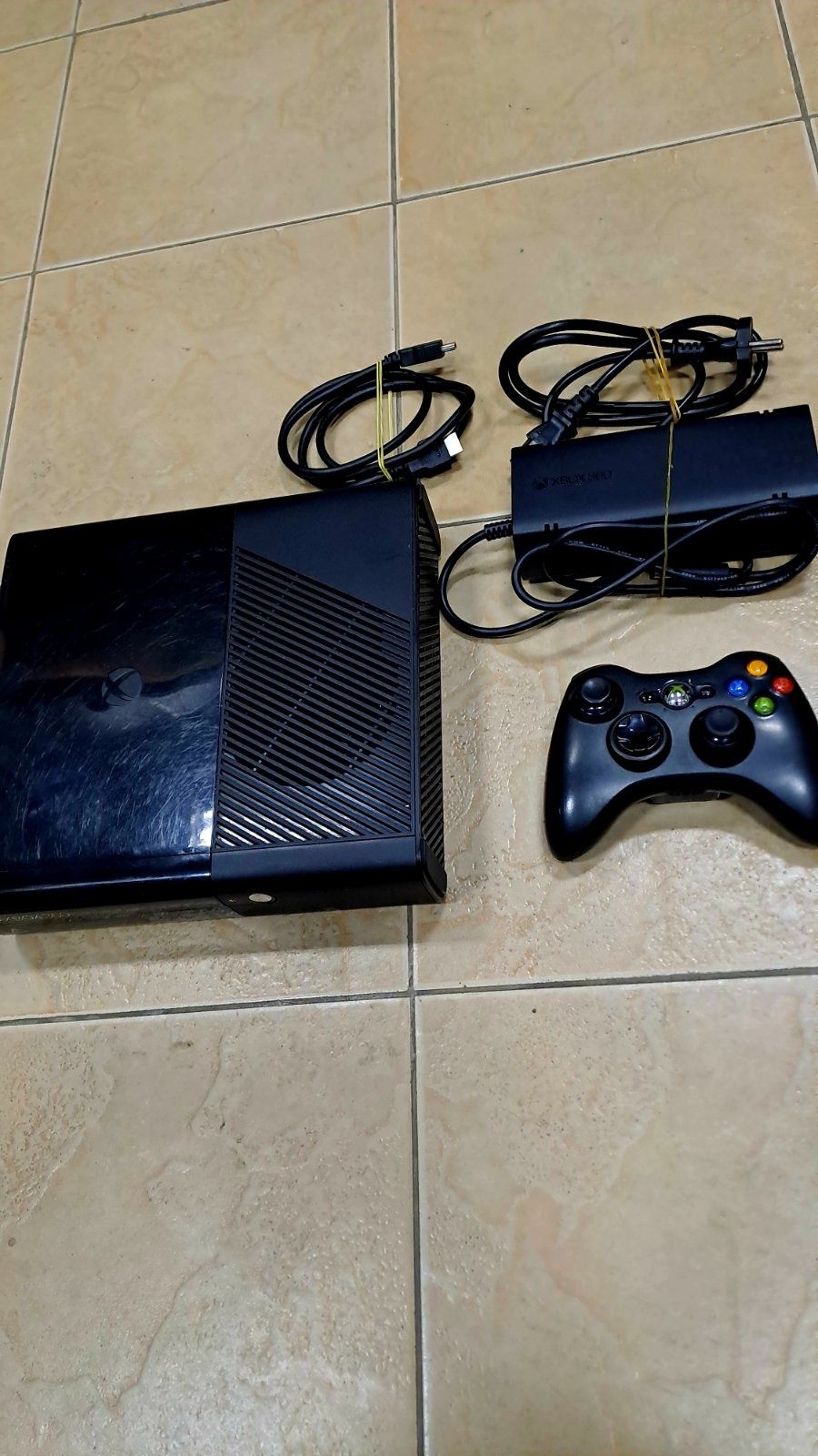 XBox 360 с 1 оригинален безкабелен джойстик ПЕРФЕКТНО РАБОТЕЩ  -200лв