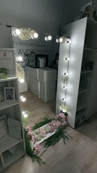 Зеркало с лампами