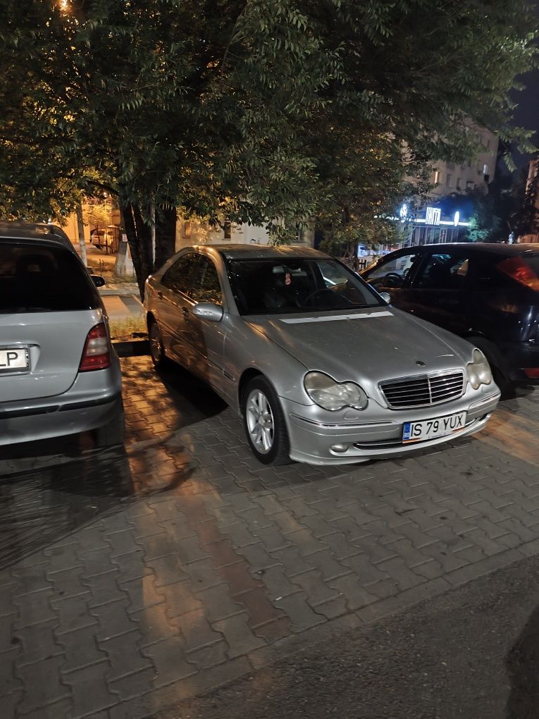 Vând Mercedes w203