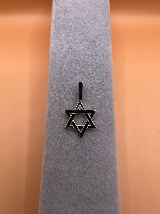 Продам золотой кулон.