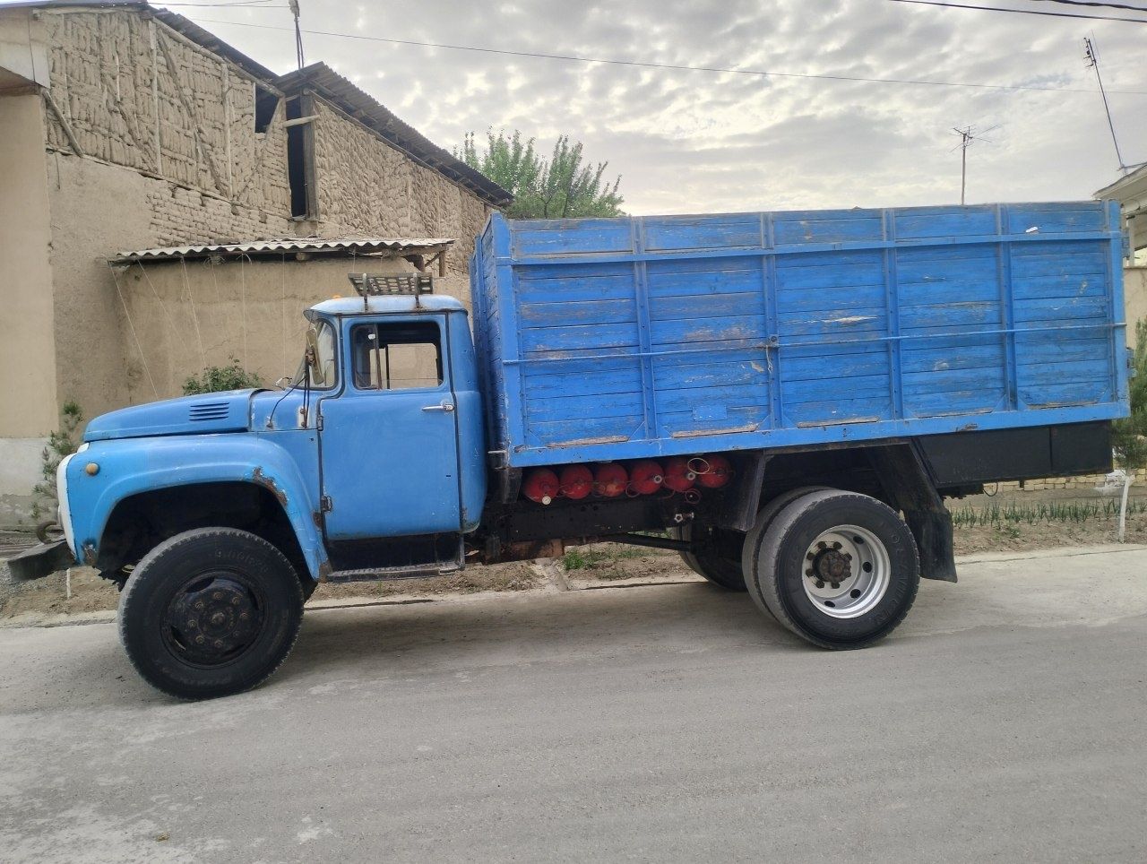Zil srochna sotiladi.
Yili 1985