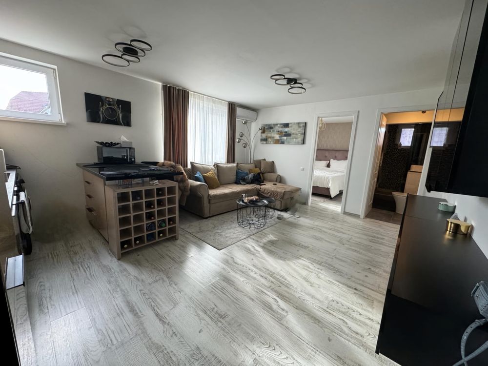 Vand apartament cu 3 camere zona centrala .