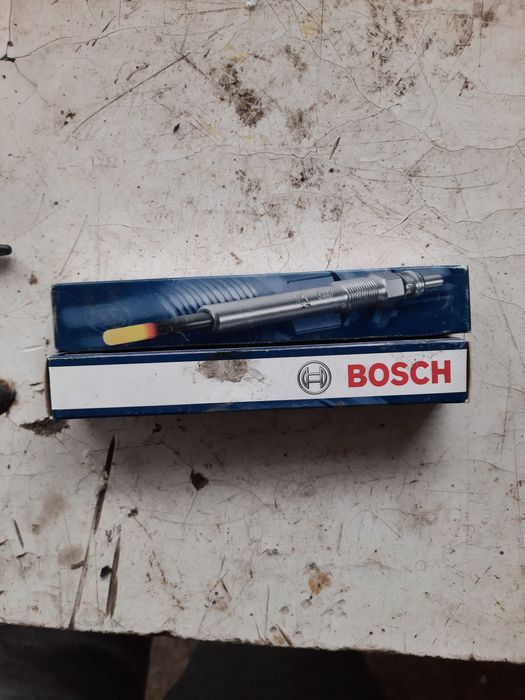 Vand 4 buji Bosch noi nefolosite pt ford.