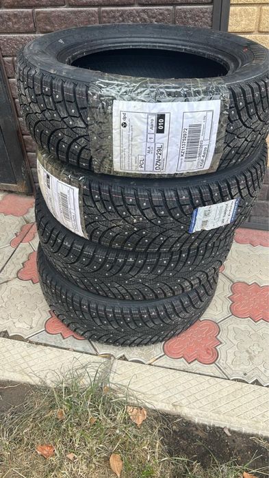 Новые зимние шипованные шины Triangle 215/60/16