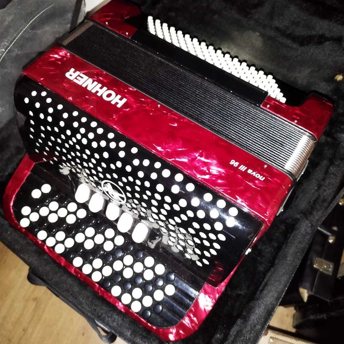 Vind acordeon Beltuna cu midi și cassotto 120 bași și alte armonici...