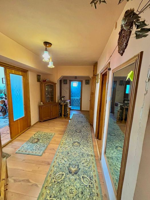 Apartament central cu 3 camere