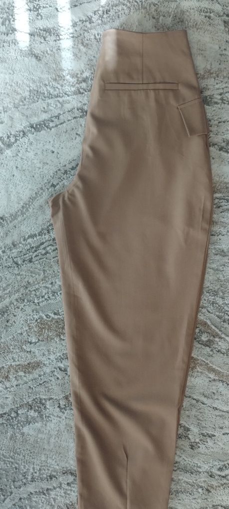 Дамски панталон висока талия
закопчаване с цип и телено копче
два джоб