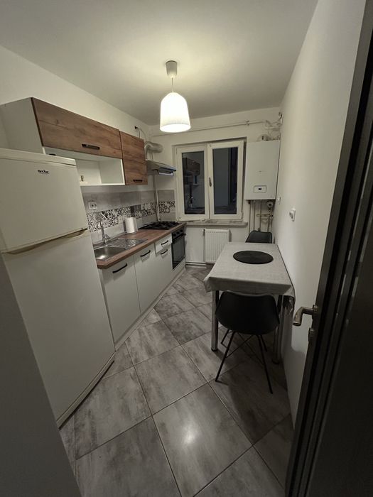 Inchiriez apartament 3 camere