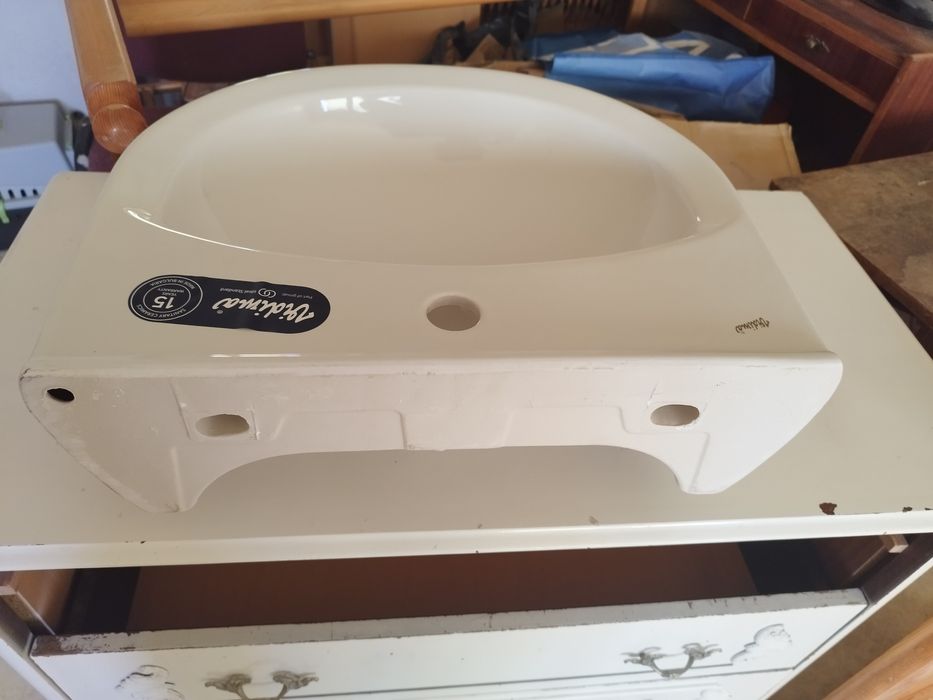 Порцеланова бяла мивка за баня