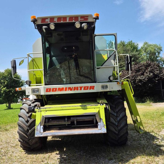 Se vinde doua combine Claas cu accesori complecte
