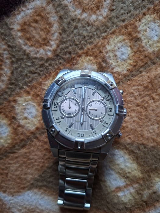 Продава  се часовник  Guess