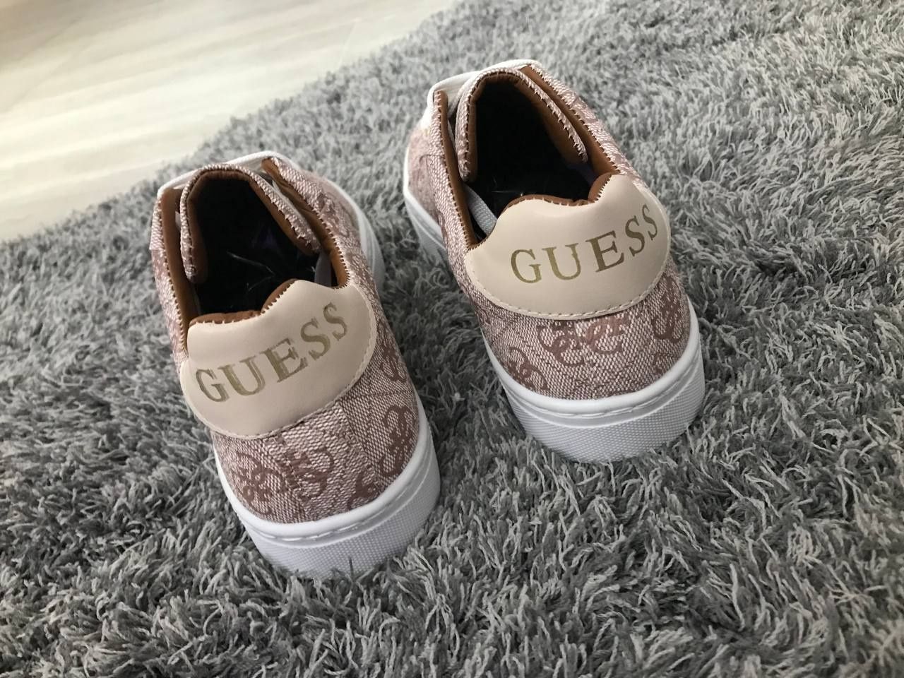 Adidasi dama guess