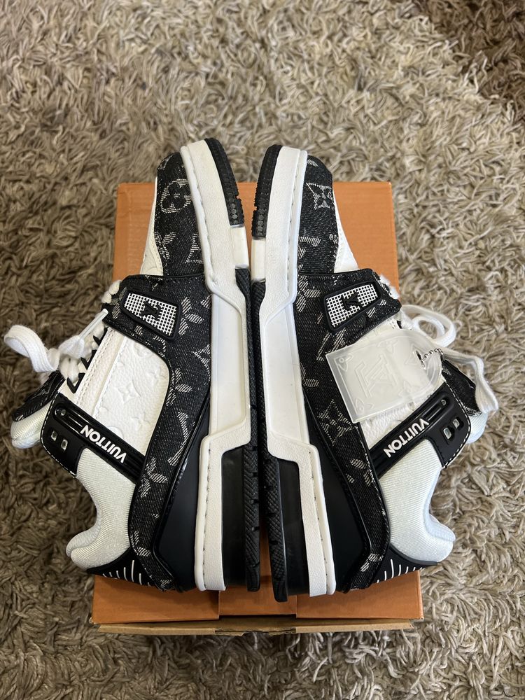 Louis Vuitton trainer black and white