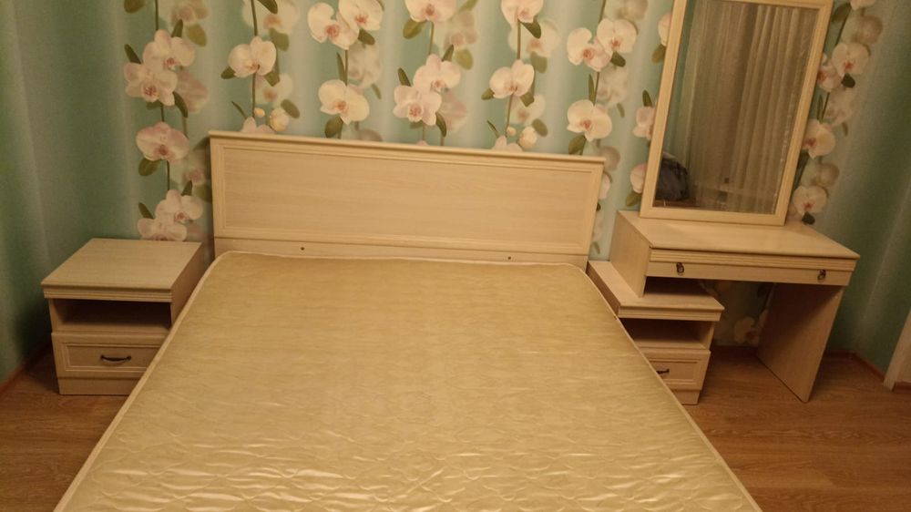 Кровать 160 х 200. Тумбочка. Туалетный столик с зеркалом