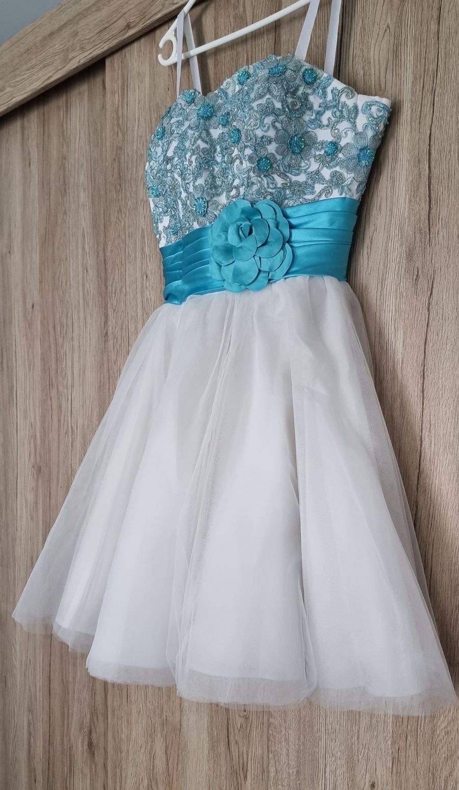 Официална къса рокля - бял тюл и сини декорации