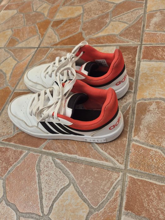 Vând adidași Adidas ,mărime 39,5 ,preț 90 lei