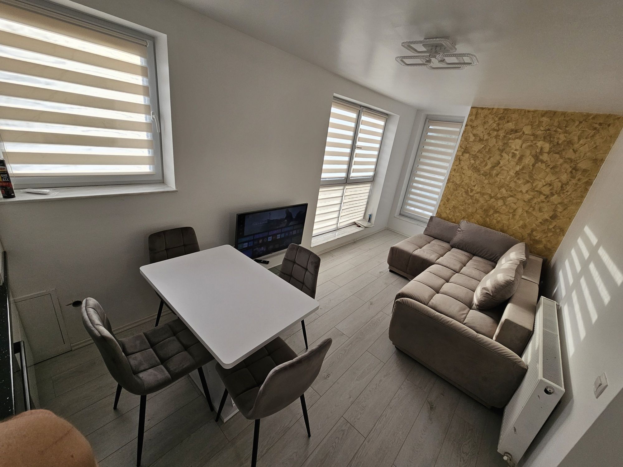 Închiriez apartament 2 camere cu 2 parcari