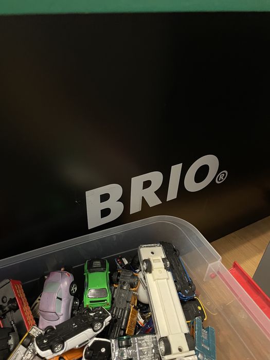 Plansa cu sine de tren din lemn si cutie Brio