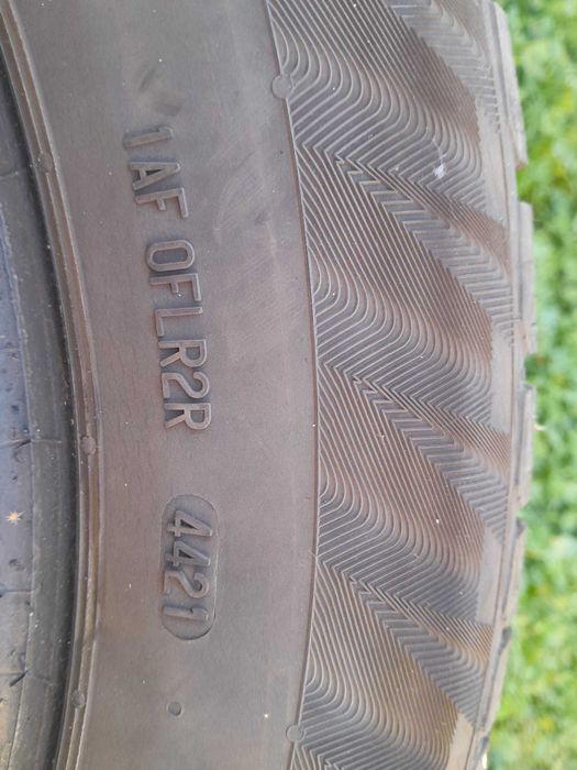 Vand 2 cauciucuri iarna