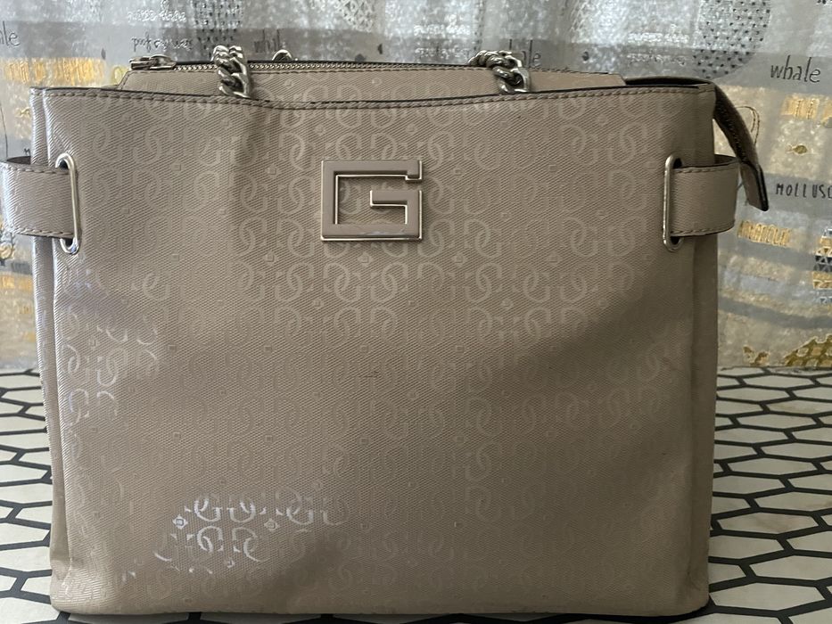Бежова дамска чанта Guess