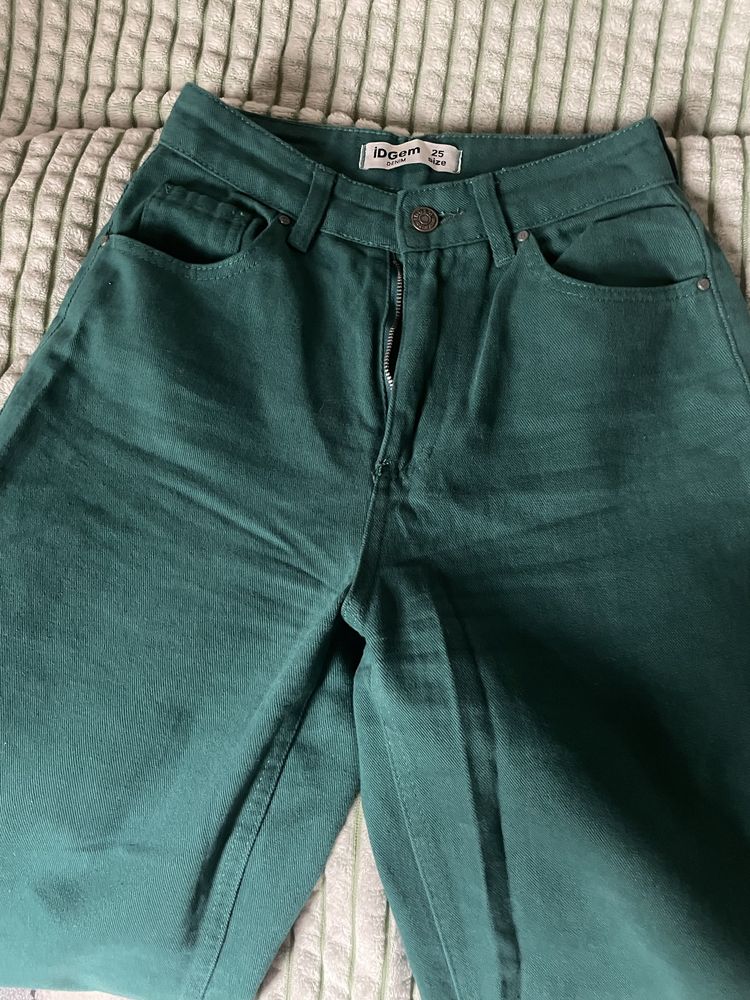 зеленые широкие джинсы на высокой посадке