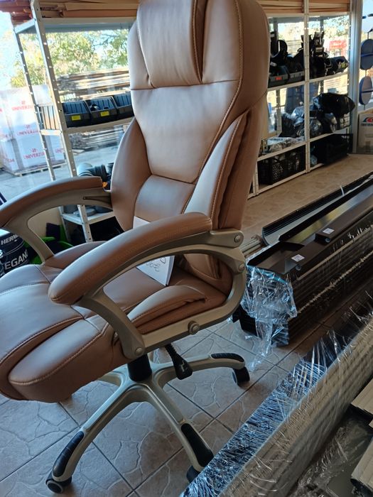 Два бар стола и един офис стол