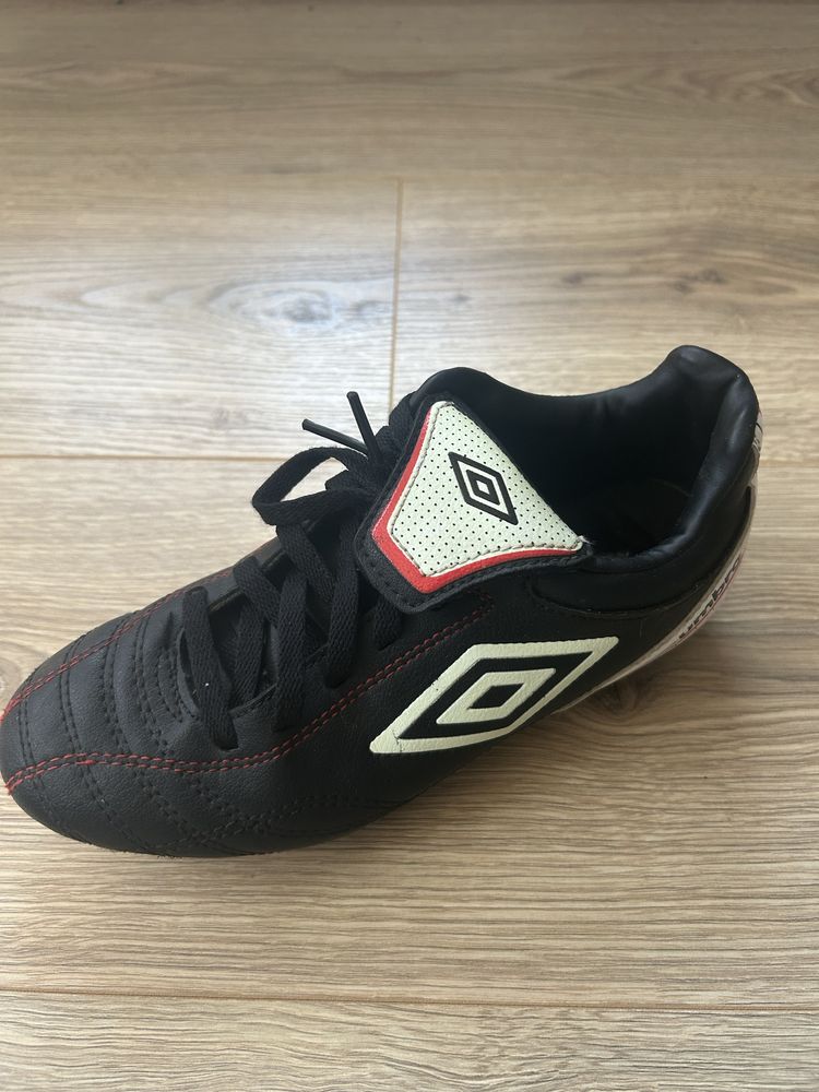 Оригинални бутонки umbro 35.5