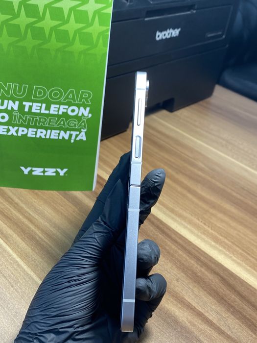 Samsung Galaxy Z Flip6 / Garanție 12 luni / 256 Gb / Nou desigilat