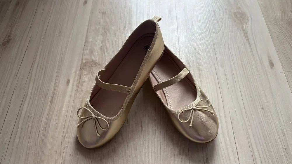 Златни обувки за момиче