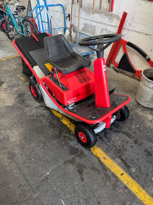 Tractoraș tuns iarba/ gazonul