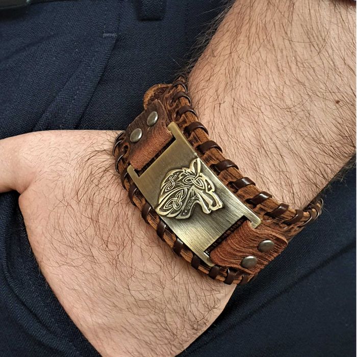 Bratara de piele pentru barbati  cu gravura in metal - cap de lup