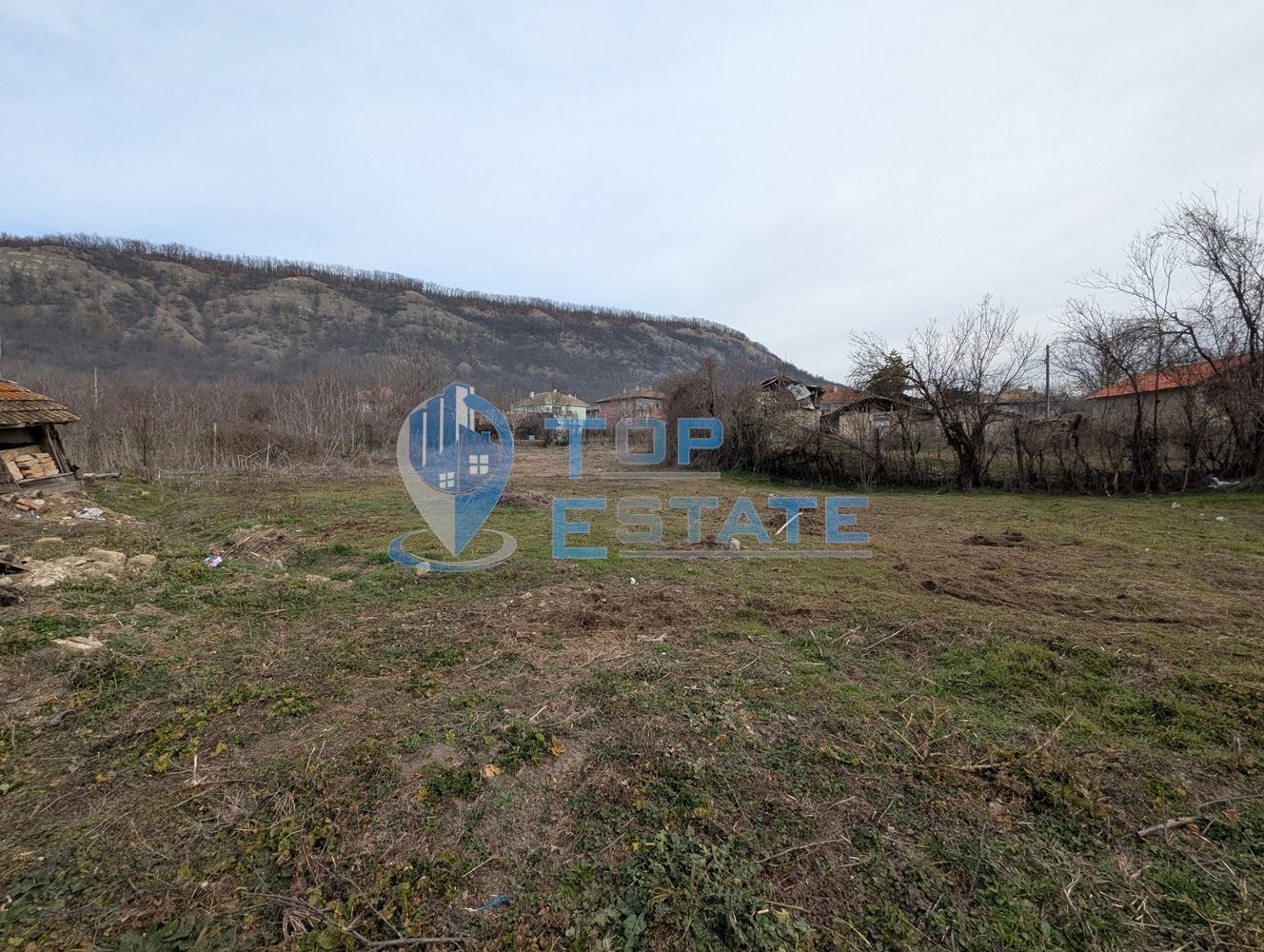 Ремонтирана масивна къща с голям и поддържан двор в село Асеново, общ