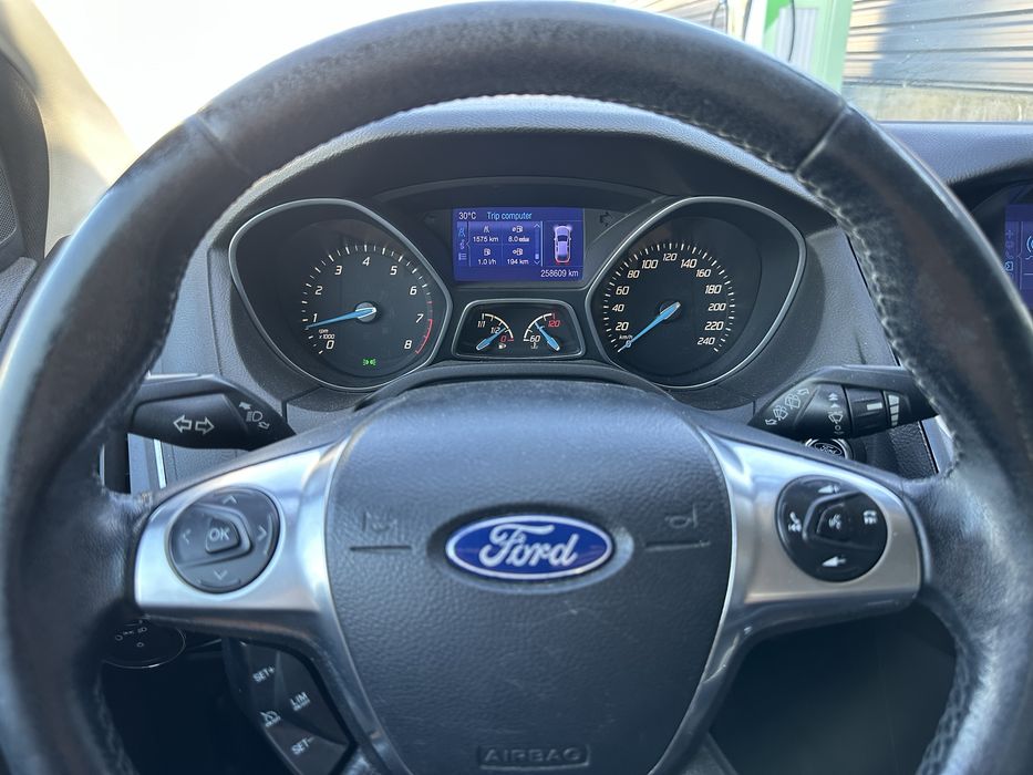 Ford Focus 1.6 EcoBoost 182 cp pachet Zetec