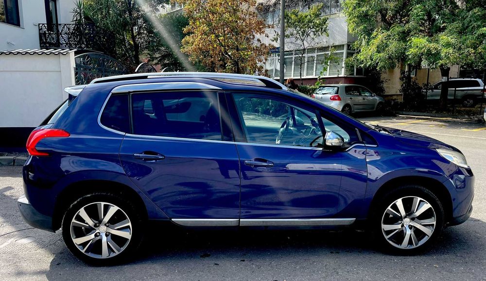 Peugeot 2008 1.2 e-THP Feline Titane