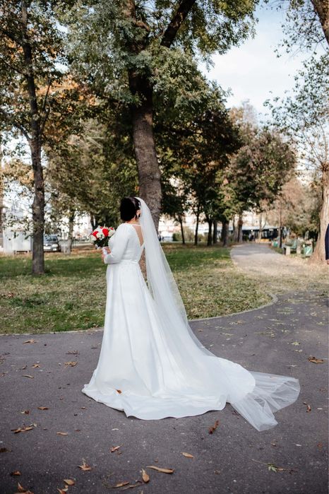 Rochie mireasa cu perle si trena + voal lung
