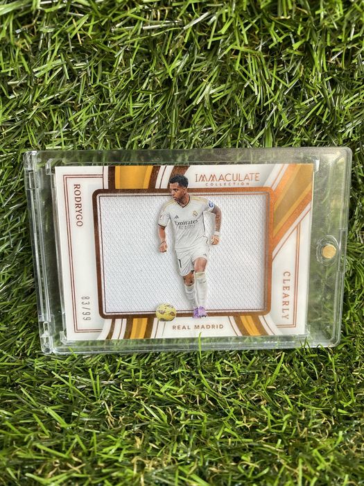 Номерирани колекционерски карти с автографи и тениски.