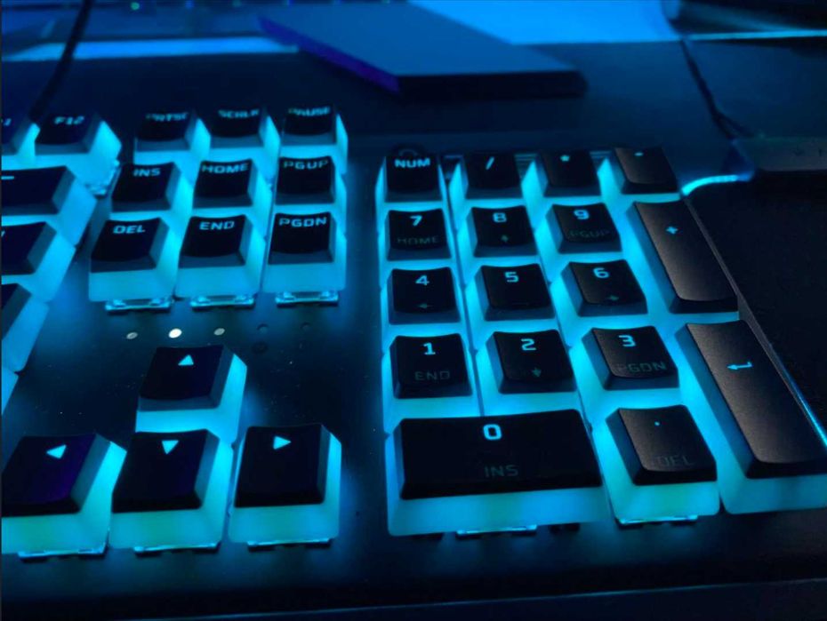 Razer BlackWidow - зелени суичове + HyperX Pudding капачки