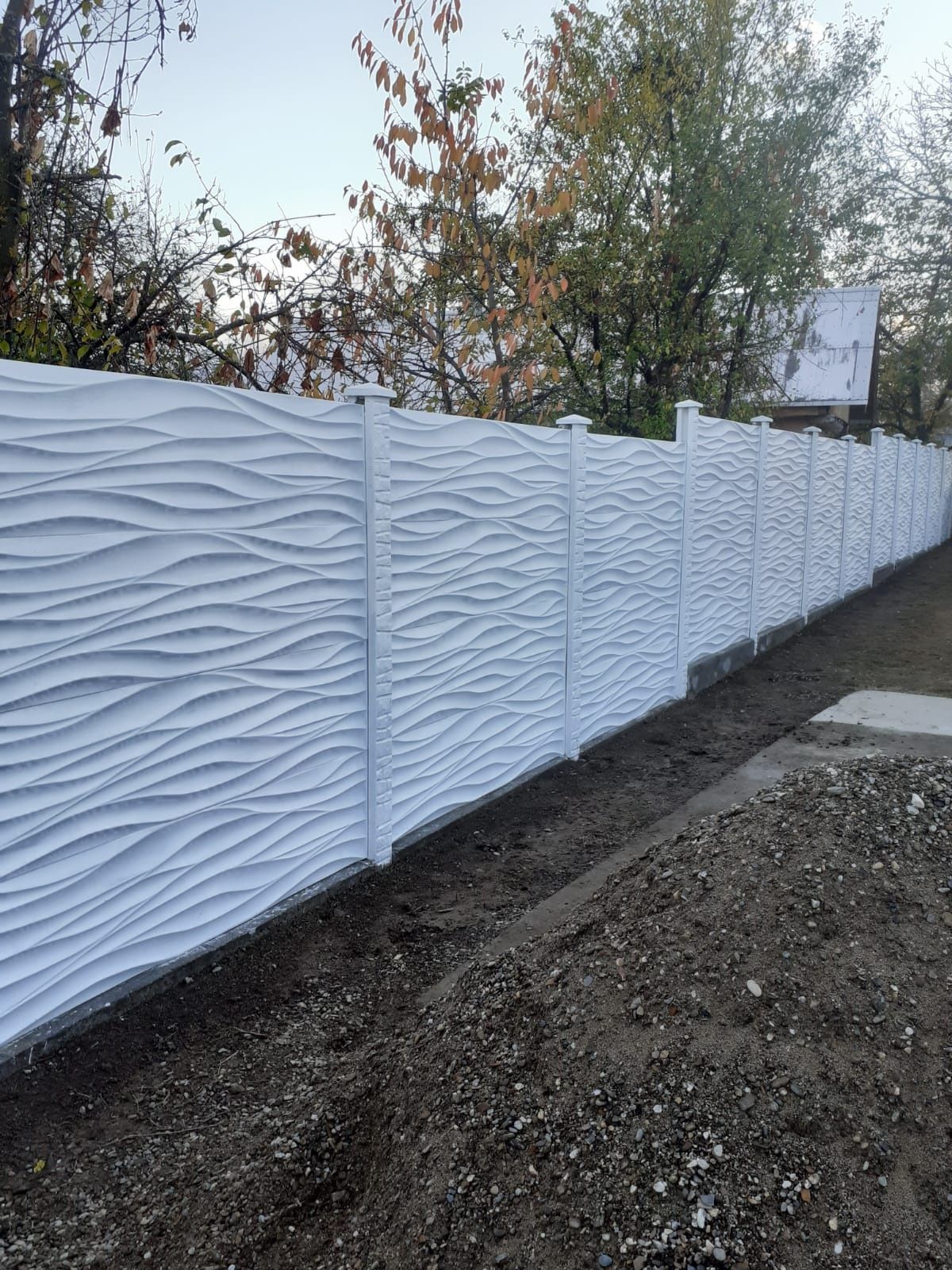 Gard  din beton  plăci  și stâlpi