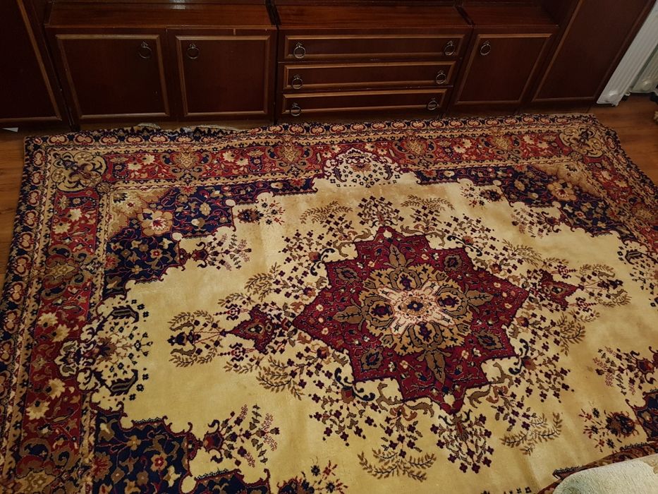 Персиски килим, холови гарнитури, врата интериорна