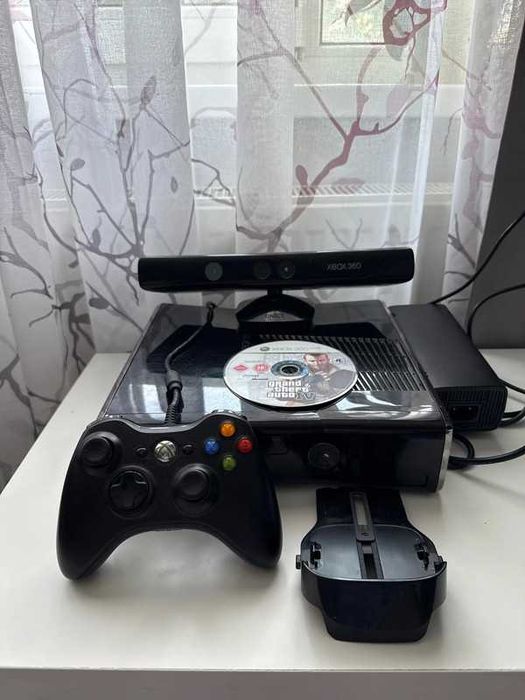 Xbox 360 S + Alimentator + Controller + Kinect + GTA IV