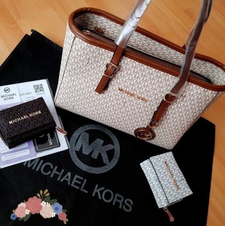 Set  Michael Kors, geanta+portofel, logo auriu,accesorii incluse