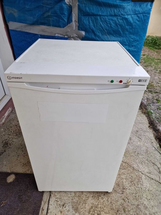 Lada frigorifică cu rafturi