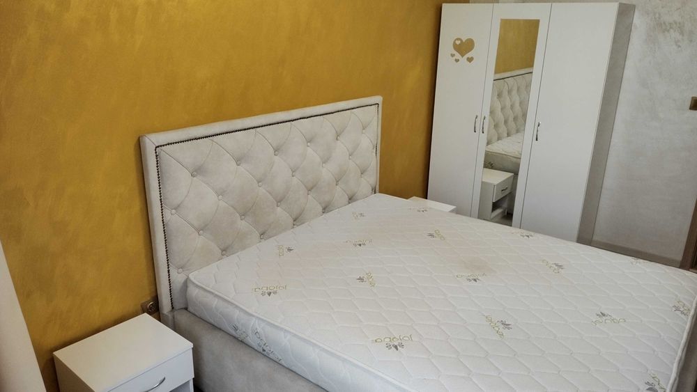 Спалня с матрак, гардероб и 2 нощни шкафчета