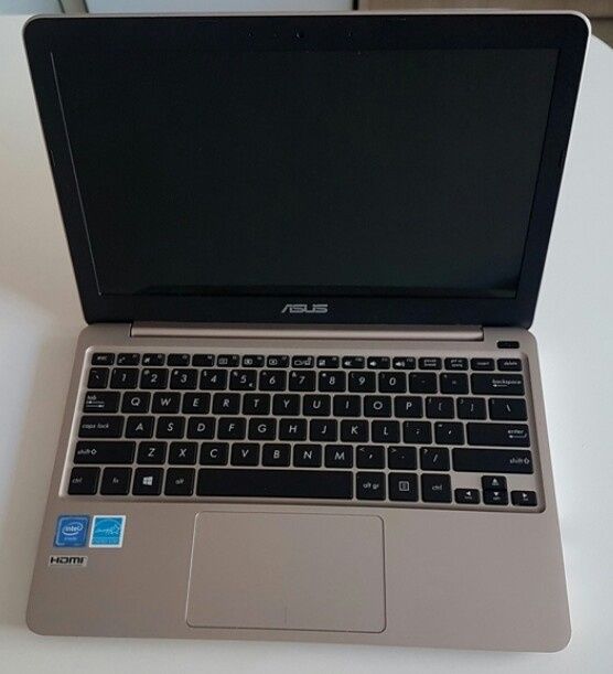 Laptop ASUS E200HA Gold, 11,6 inch, cuad core 1.84GHz si un tv box pe