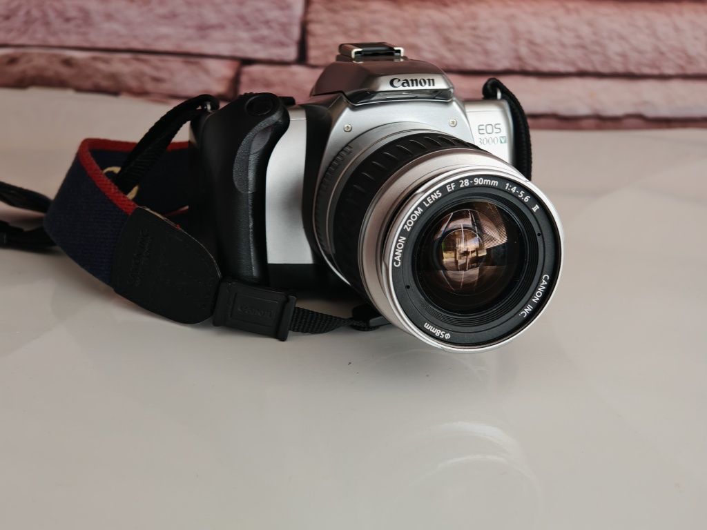 Лентов фотоапарат Canon 3000 V сет с обектив 28-90mm