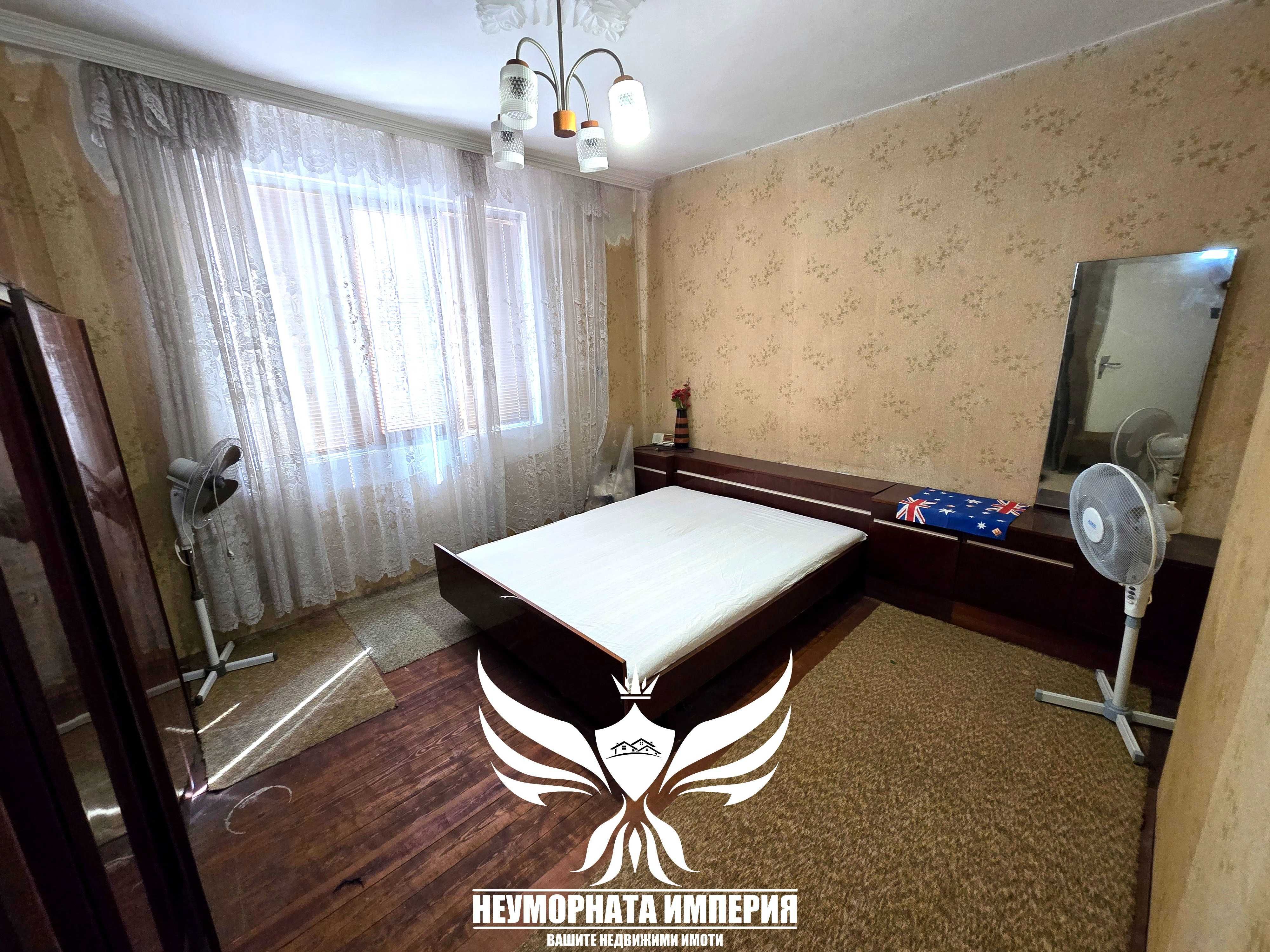 Продавам тристаен с гараж, партерни стаи и 219кв. двор в гр.Асеновград