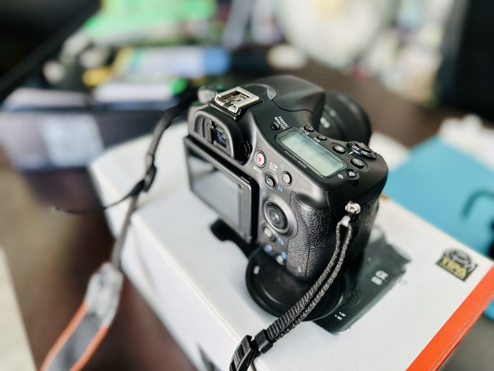Sony A68 + обектив Sony 18-55mm f/3.5-5.6